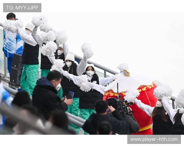 赛场边的无声交流:车手以动作比划跨越国界,精彩动作为最好沟通